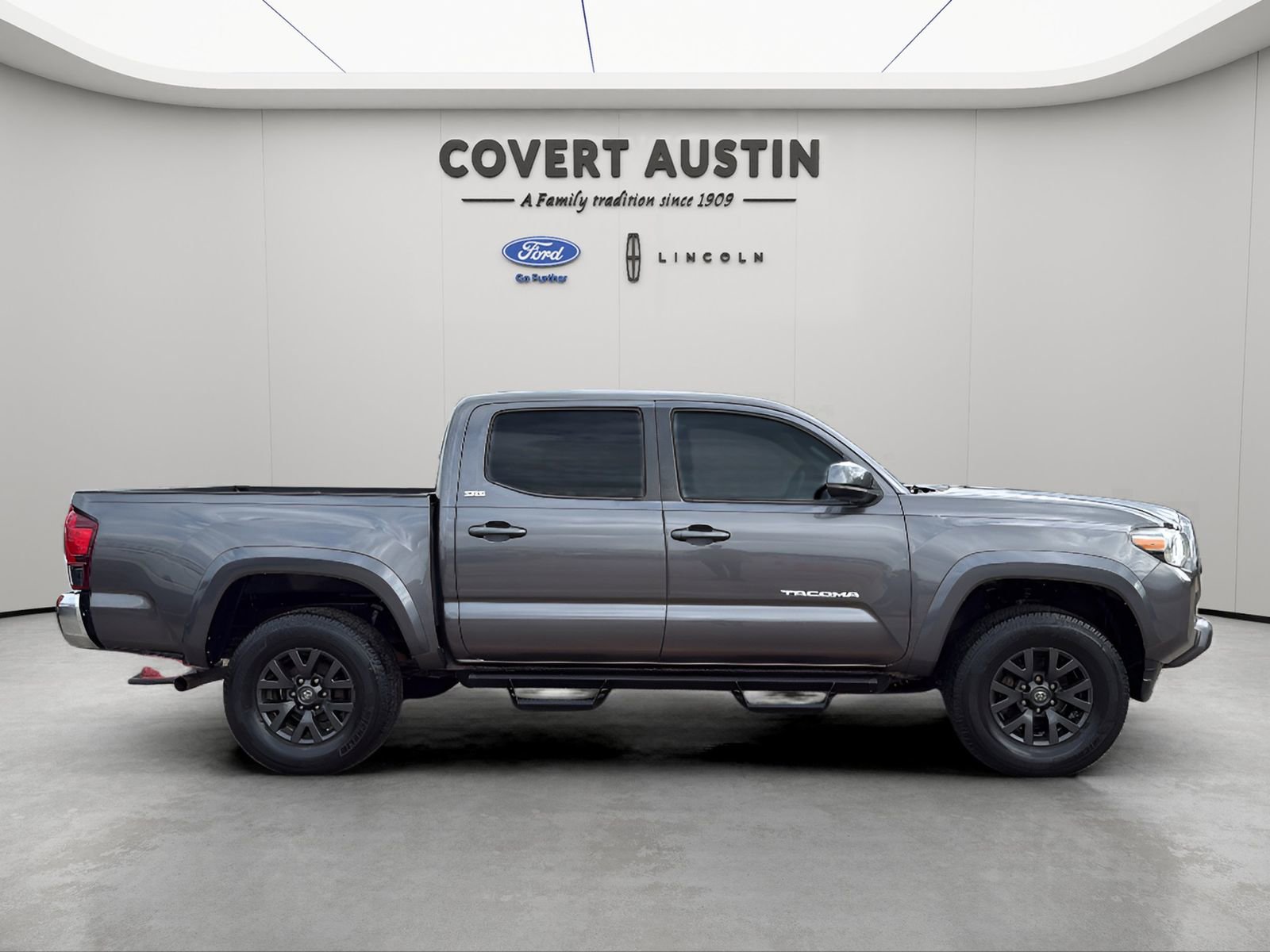 Used 2020 Toyota Tacoma SR5 w/ SR5 Appearance Package (SM) RWD image 4