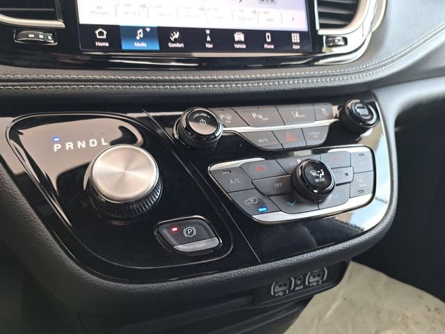Used 2024 Chrysler Pacifica Limited FWD image 12