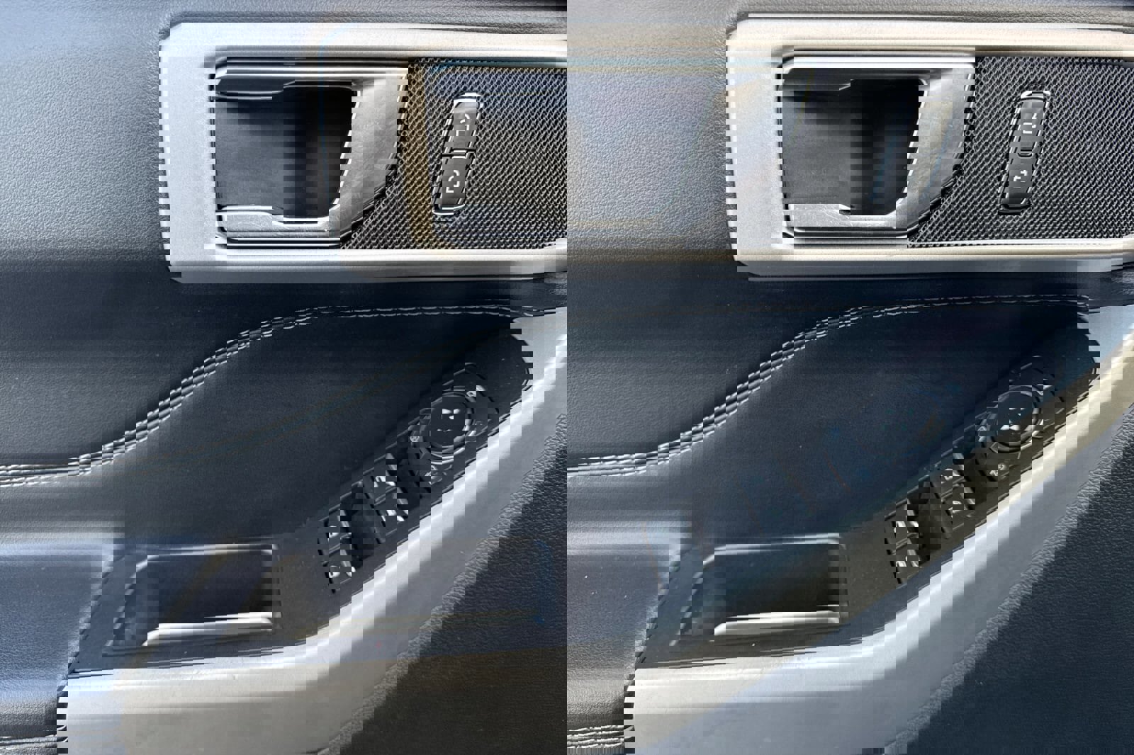 Certified 2022 Ford Explorer XLT w/ Equipment Group 202A image 12