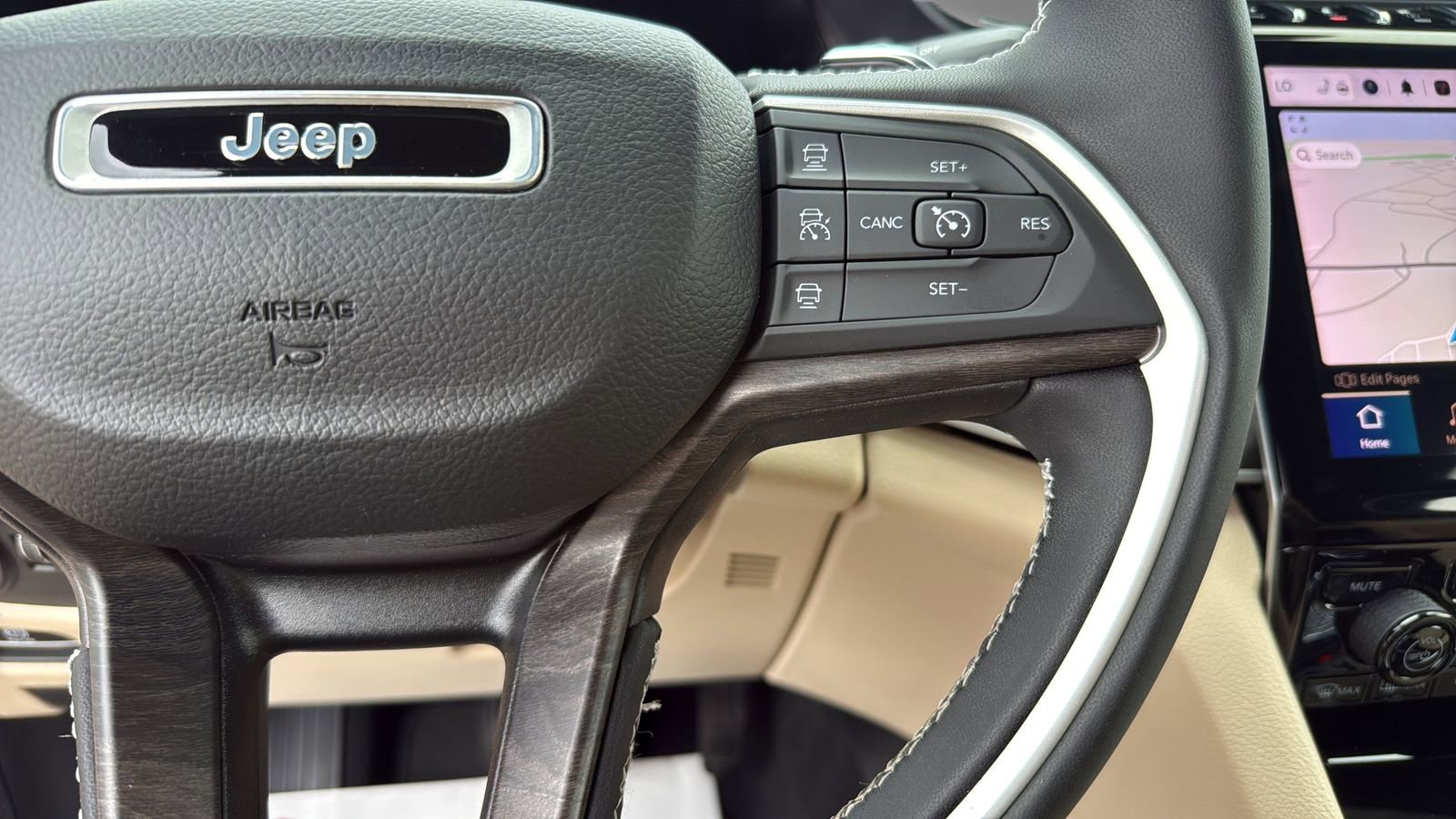 Used 2023 Jeep Grand Cherokee Limited RWD image 15