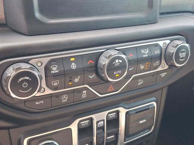 Used 2018 Jeep Wrangler Unlimited Sahara w/ Cold Weather Group AWD/4WD image 25