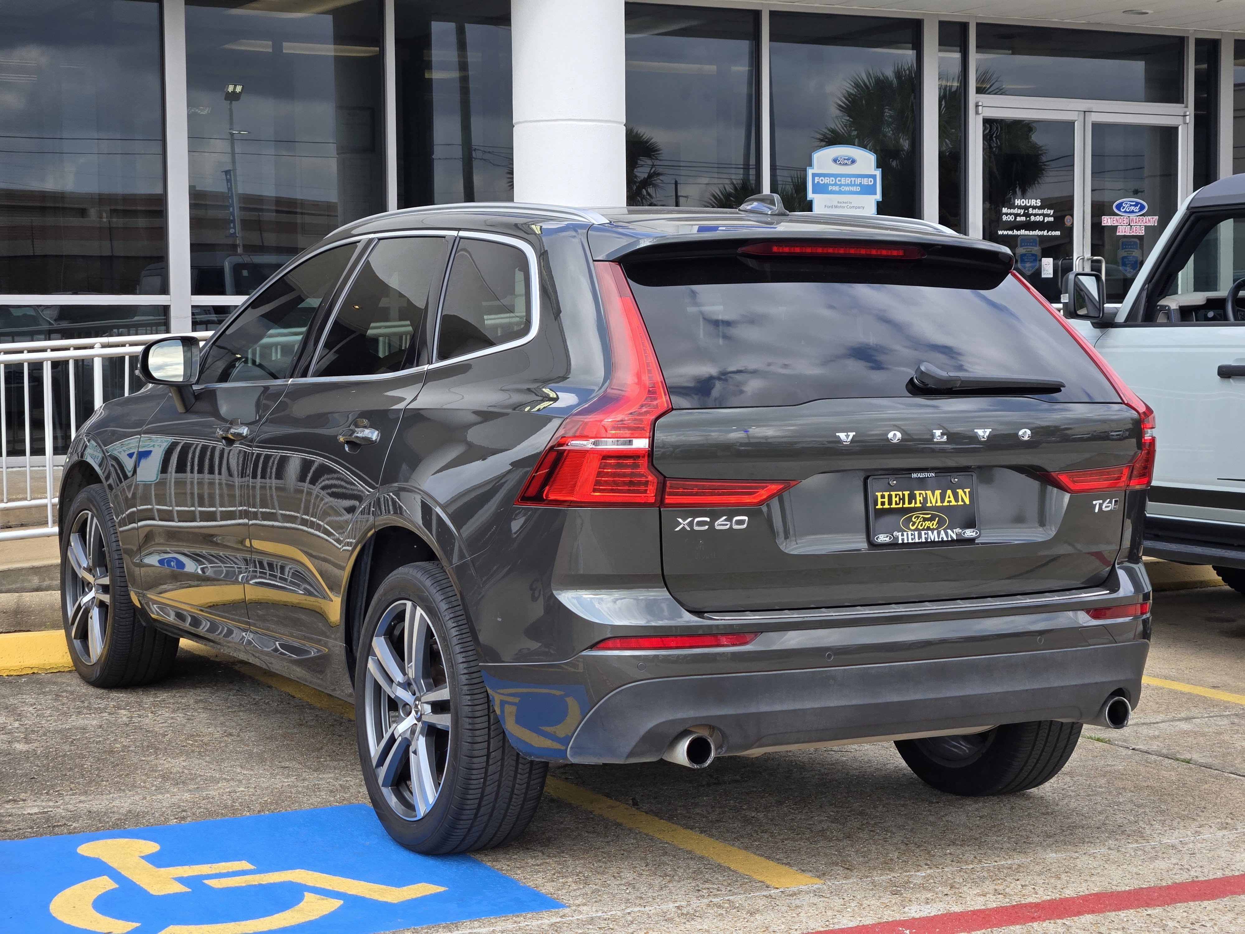 Used 2020 Volvo XC60 T6 Momentum w/ Protection Package image 2
