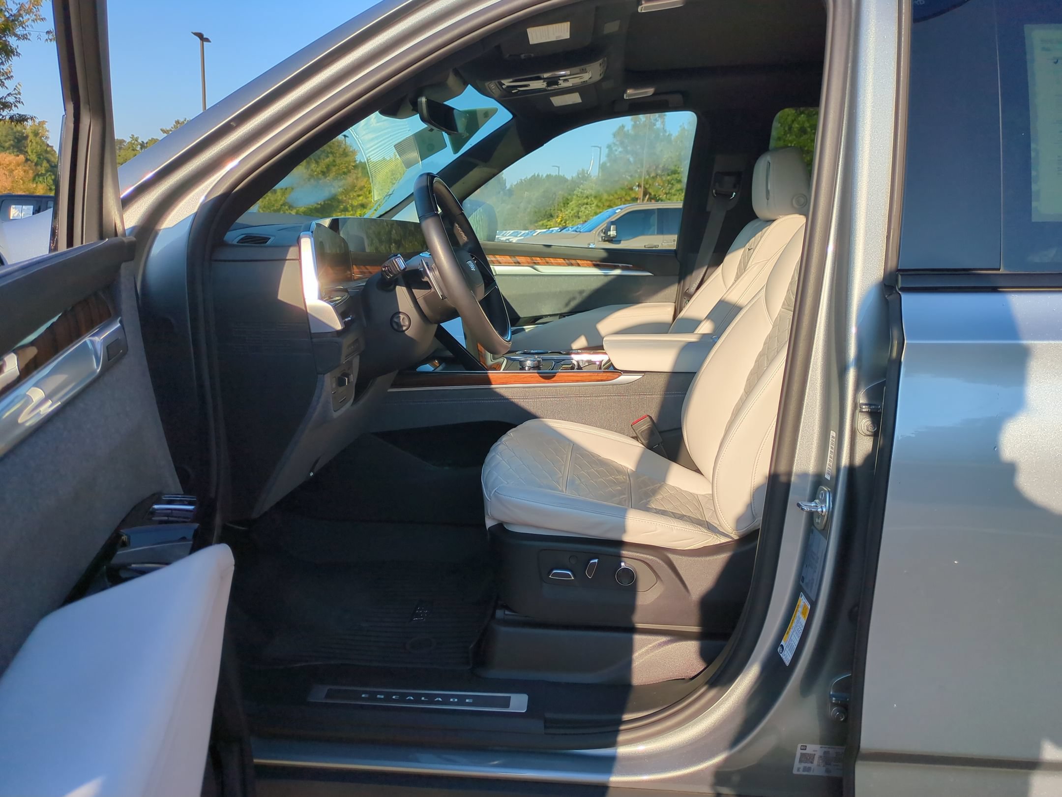 Used 2025 Cadillac Escalade ESV Sport Platinum w/ LPO, Floor Liner Package AWD/4WD image 13