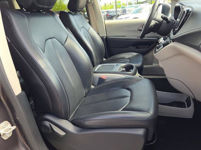 Used 2023 Chrysler Pacifica Touring-L FWD image 6