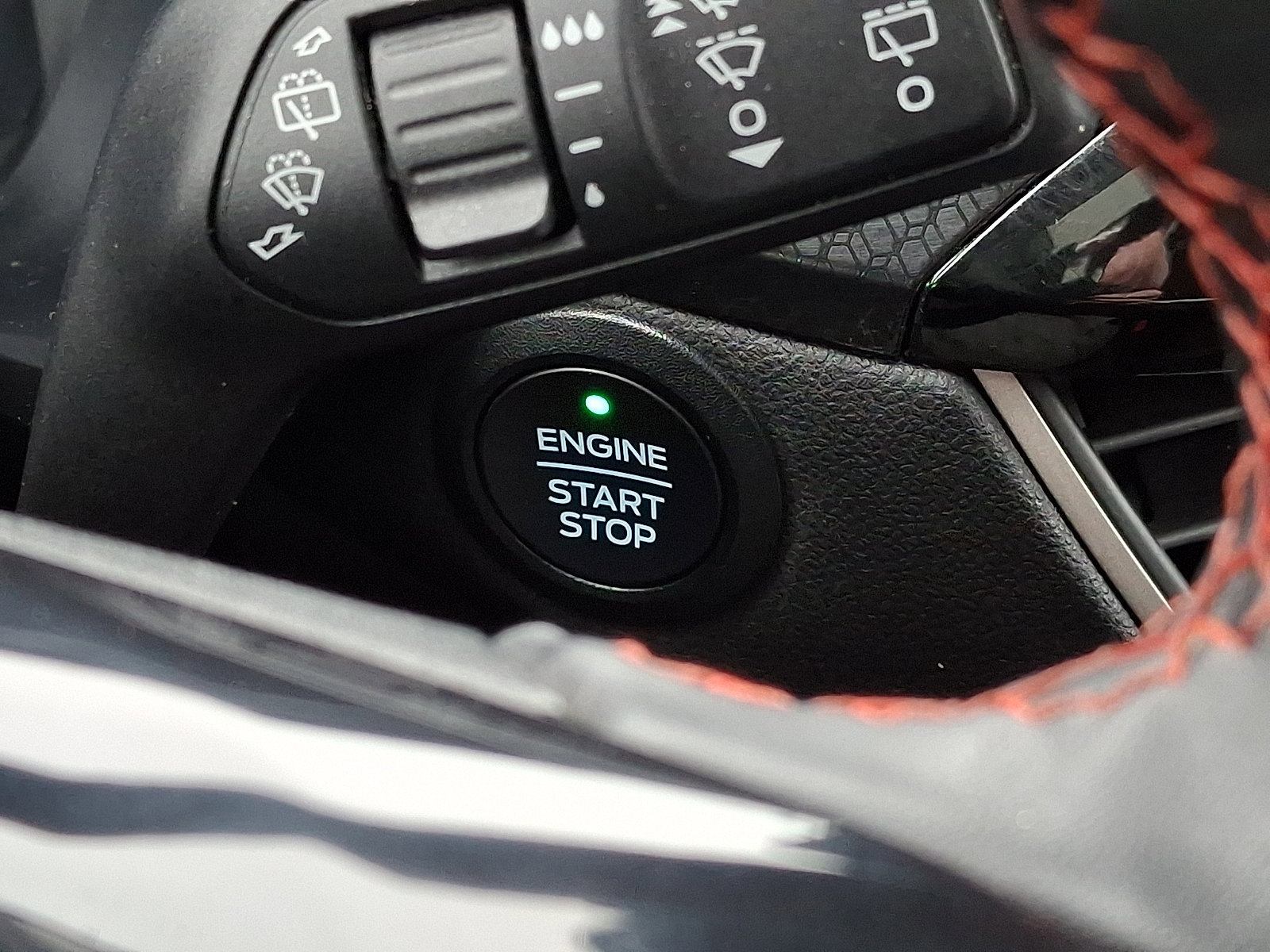 Certified 2022 Ford Escape SEL w/ SEL Stealth AWD Package image 31