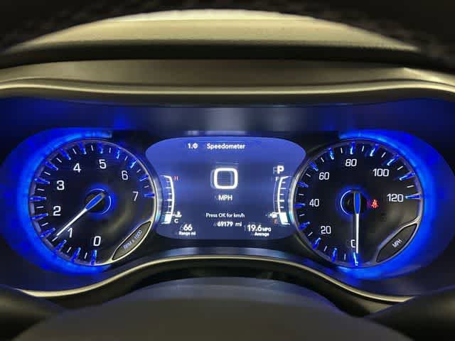 Used 2023 Chrysler Pacifica Touring-L FWD image 6