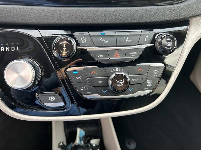 Used 2024 Chrysler Pacifica Touring-L image 31