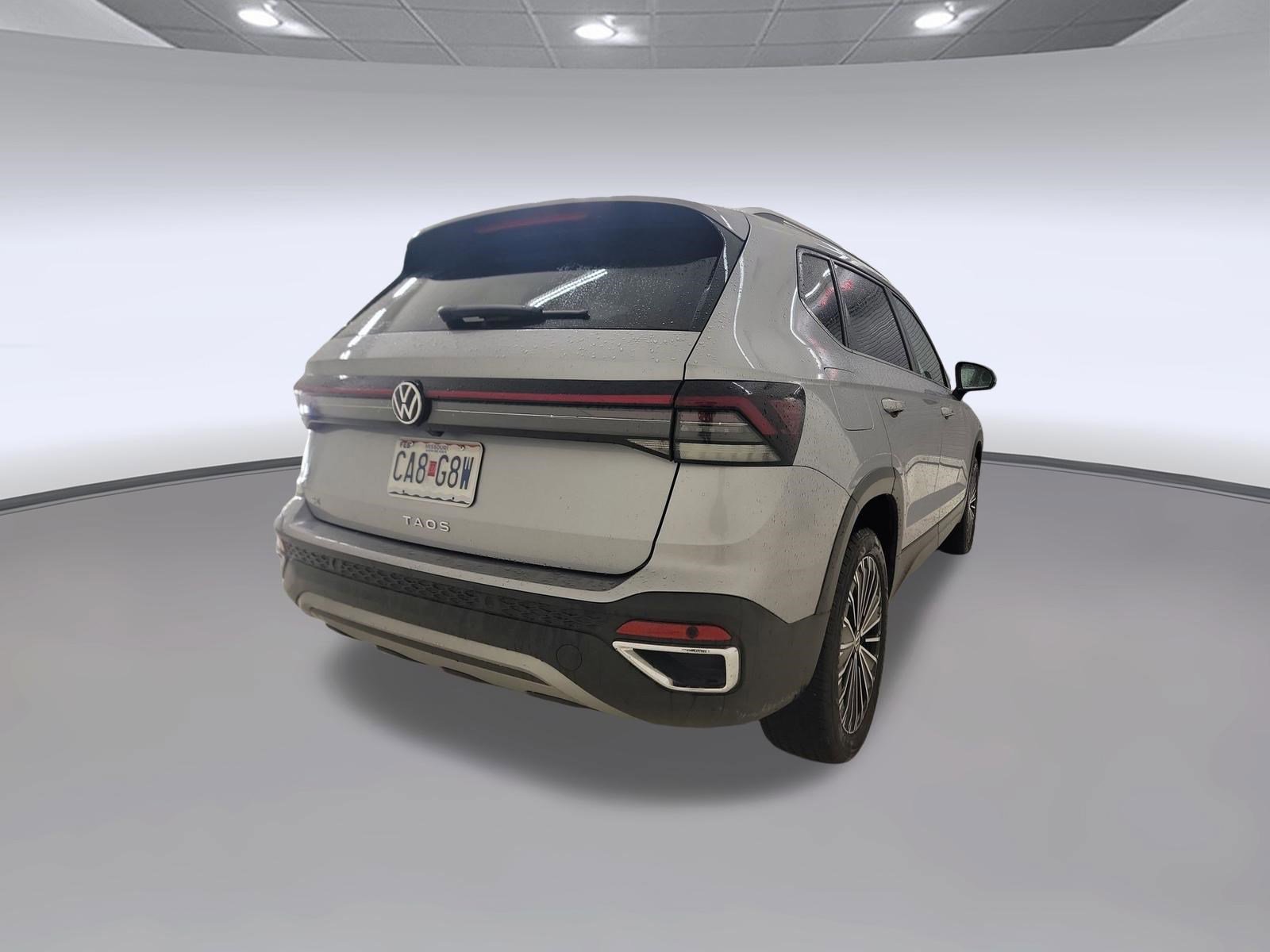 Used 2025 Volkswagen Taos SE FWD image 5