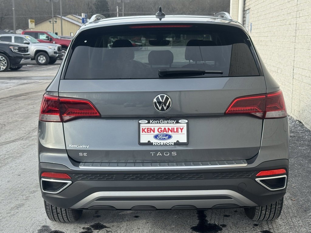 Used 2023 Volkswagen Taos SE w/ Panoramic Sunroof Package image 4