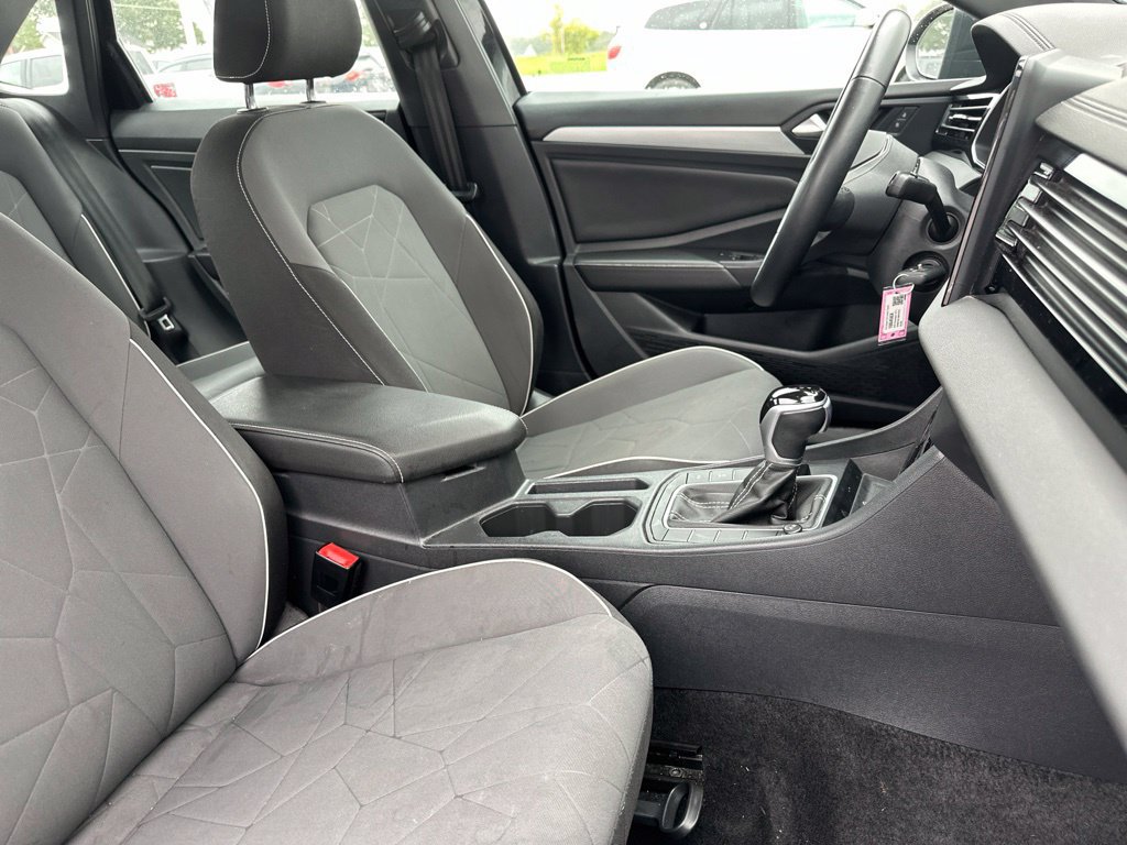 Used 2025 Volkswagen Jetta Sport FWD image 31