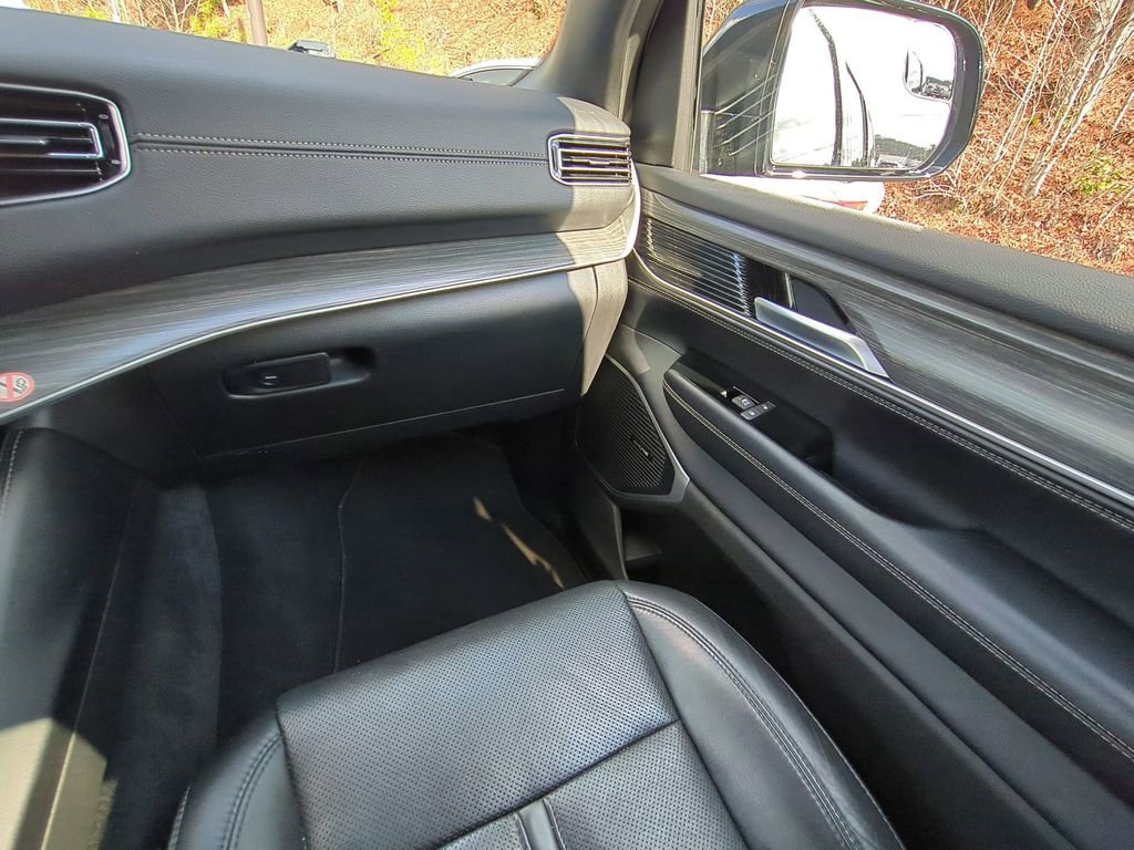 Used 2024 Jeep Wagoneer L Series II w/ Flexible Seating Group image 15