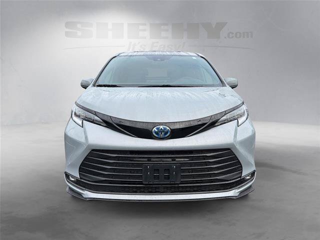 Used 2025 Toyota Sienna XLE Woodland Edition AWD/4WD image 18