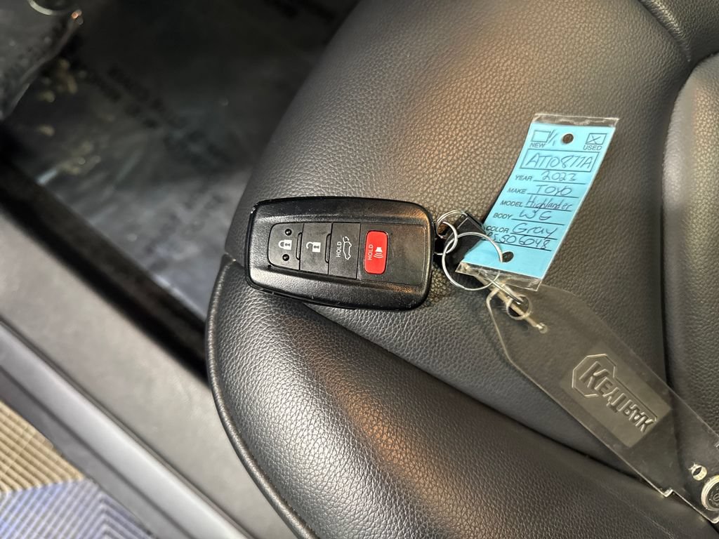Used 2023 Toyota Highlander XLE AWD/4WD image 29