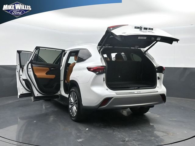 Used 2023 Toyota Highlander Platinum FWD image 12