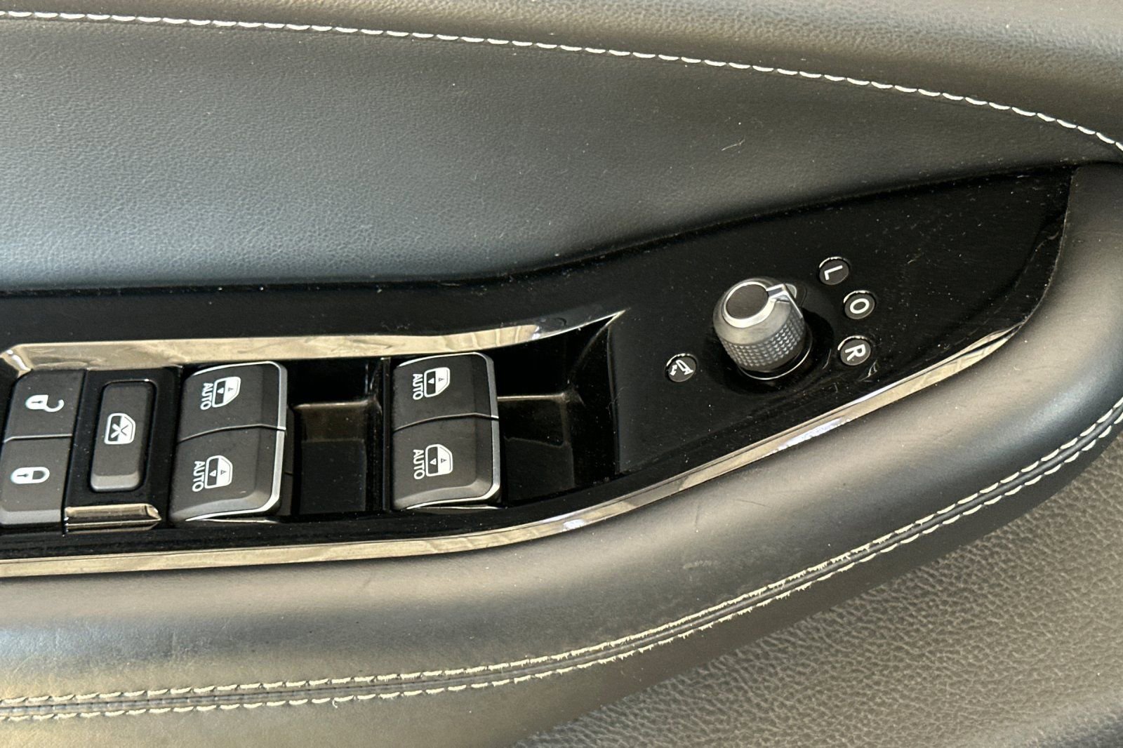 Used 2022 Jeep Grand Cherokee L Overland w/ Advanced Protech Group III image 11