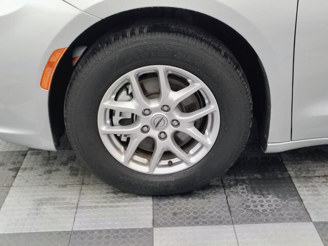Used 2024 Chrysler Pacifica Touring-L FWD image 13