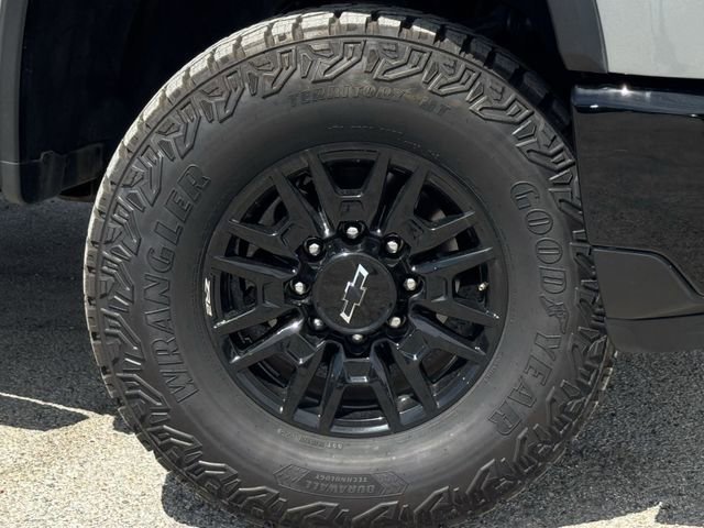 Used 2024 Chevrolet Silverado 2500 ZR2 w/ Technology Package image 33