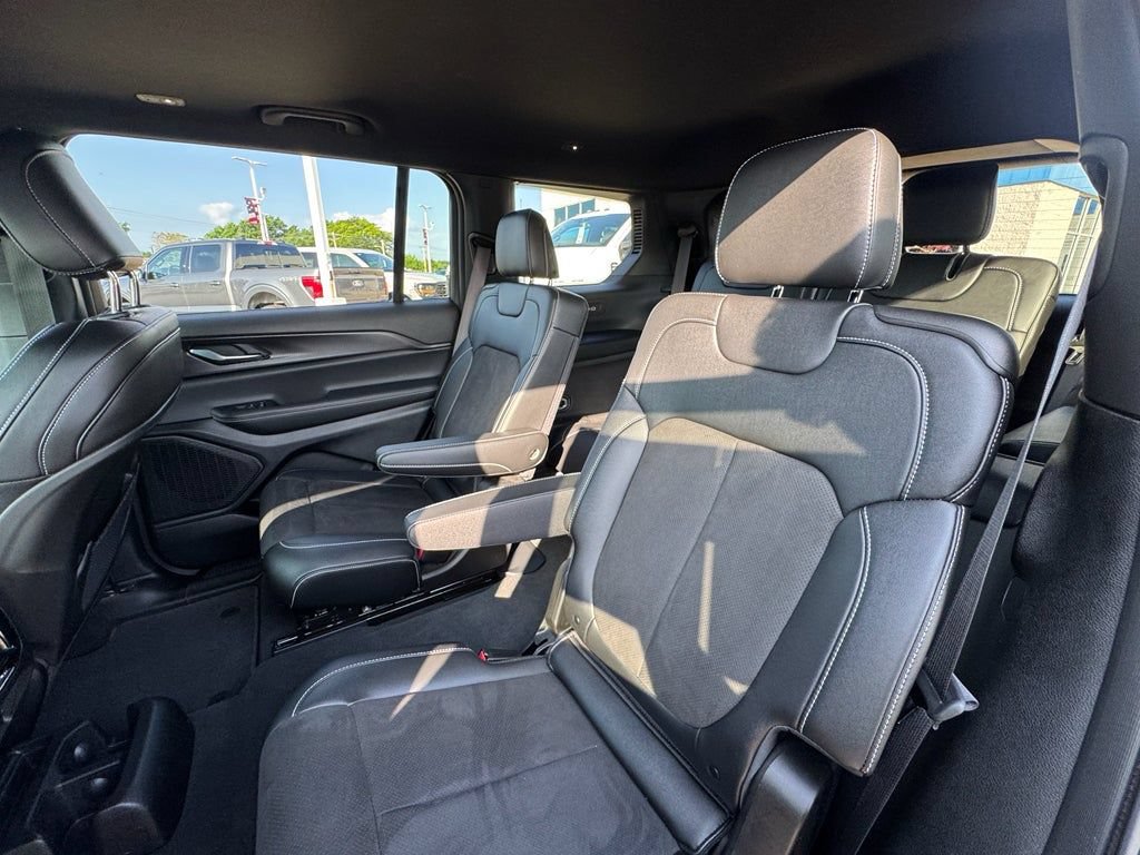 Used 2023 Jeep Grand Cherokee L Laredo AWD/4WD image 26