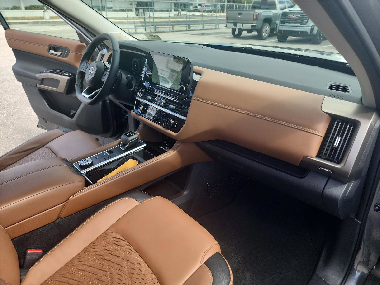 Used 2024 Nissan Pathfinder Platinum image 25