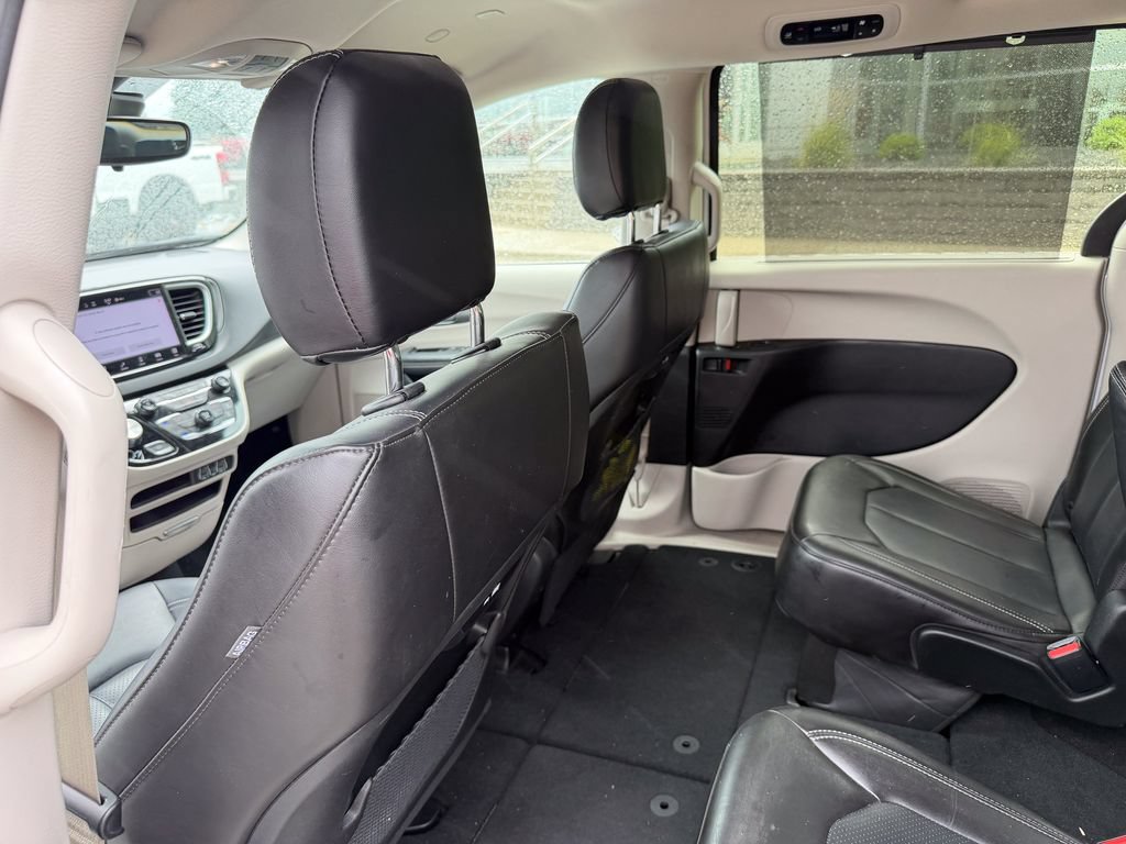 Used 2024 Chrysler Pacifica Touring-L FWD image 13