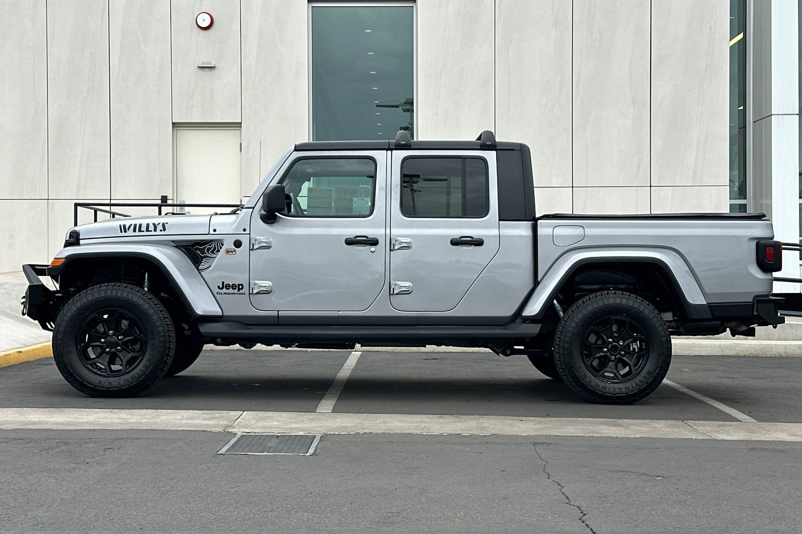 Used 2021 Jeep Gladiator Willys image 6