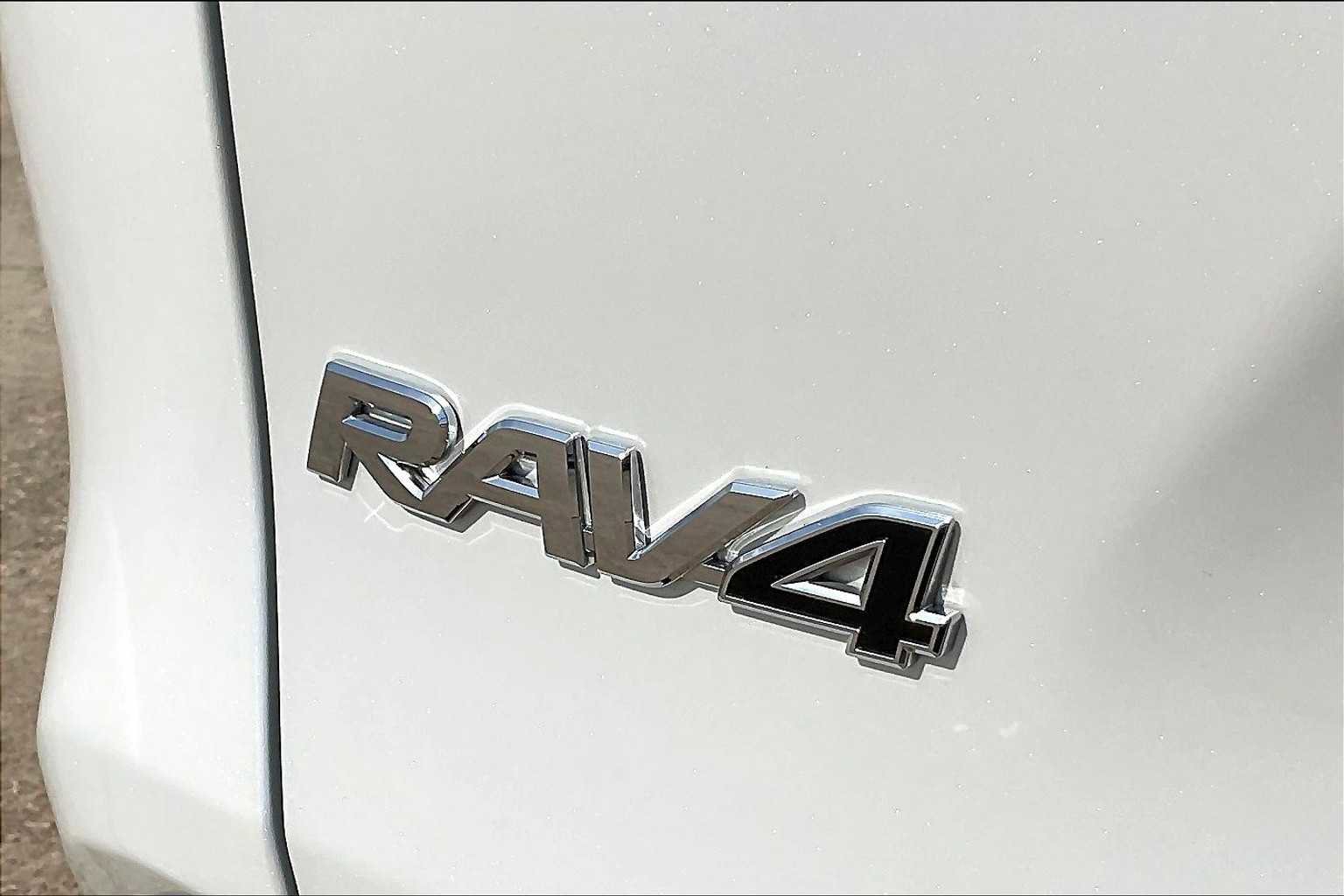 Used 2024 Toyota RAV4 SE image 11