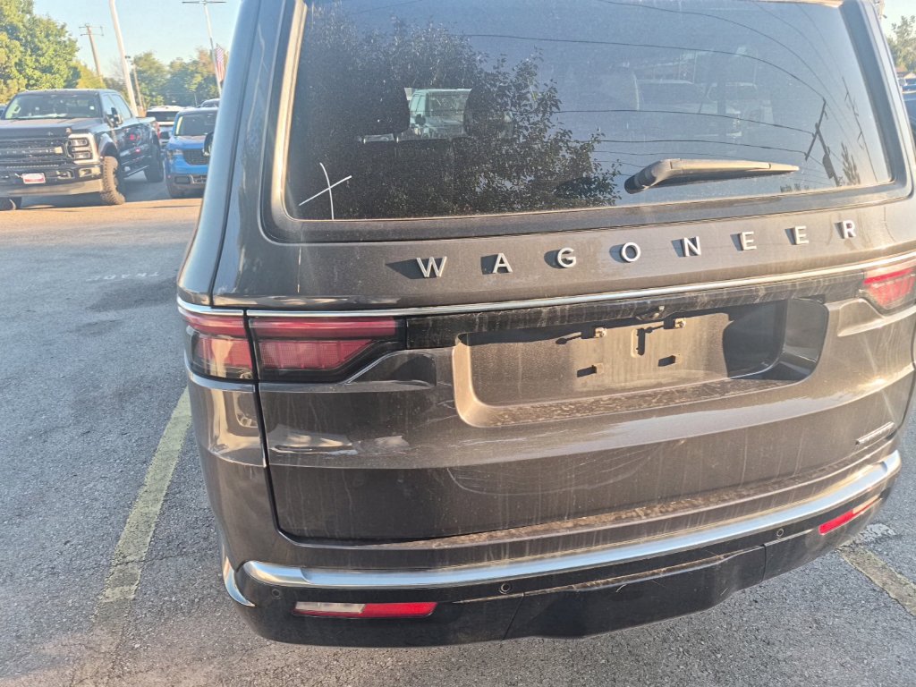 Used 2024 Jeep Wagoneer L Series II AWD/4WD image 15