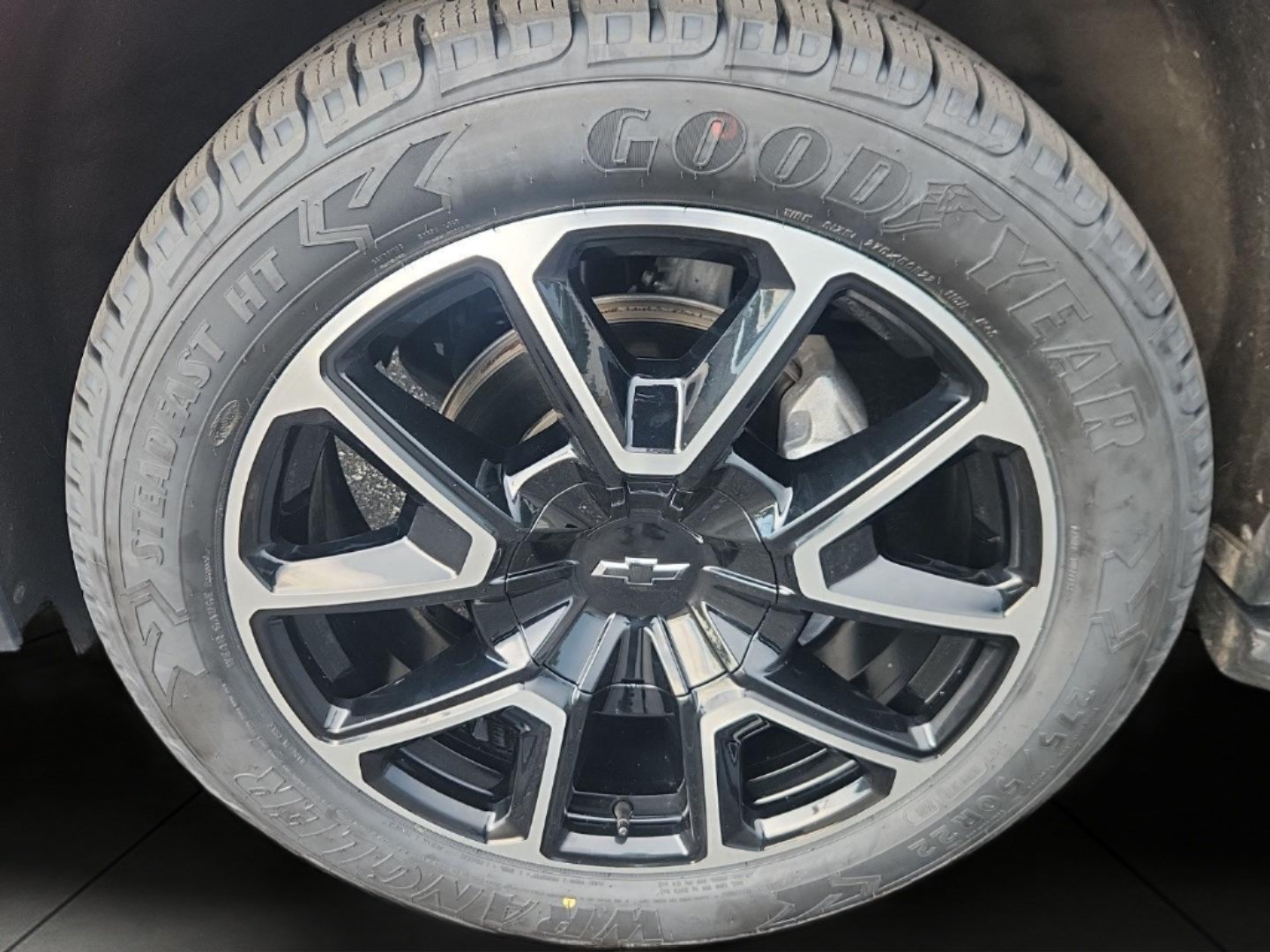 Used 2023 Chevrolet Suburban RST w/ Luxury Package AWD/4WD image 6