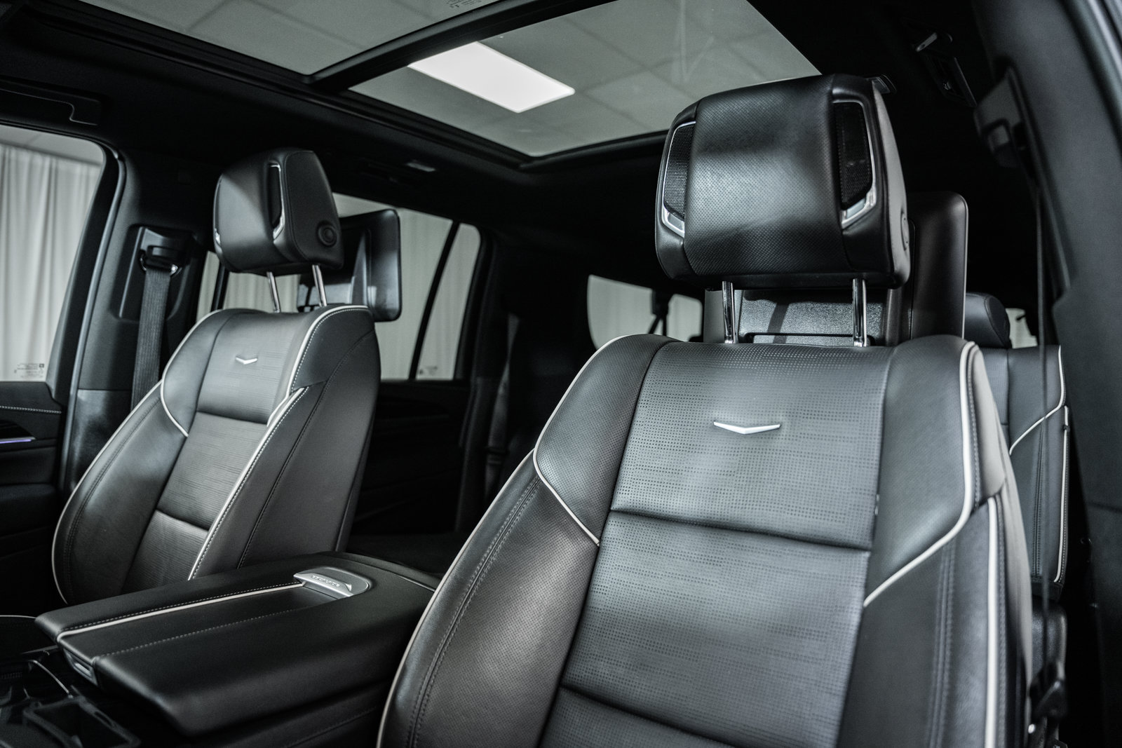 Used 2023 Cadillac Escalade ESV Sport w/ LPO, ONYX Package AWD/4WD image 38
