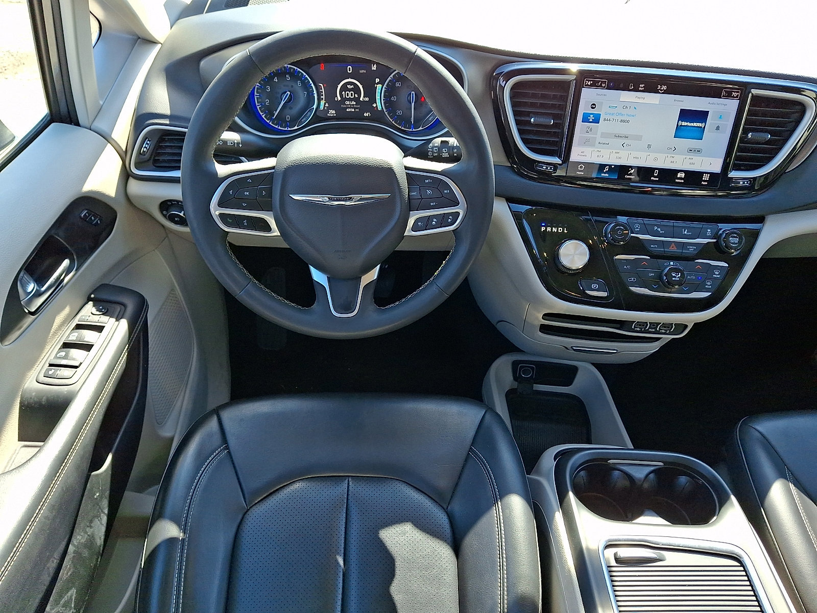 Used 2023 Chrysler Pacifica Touring-L image 15