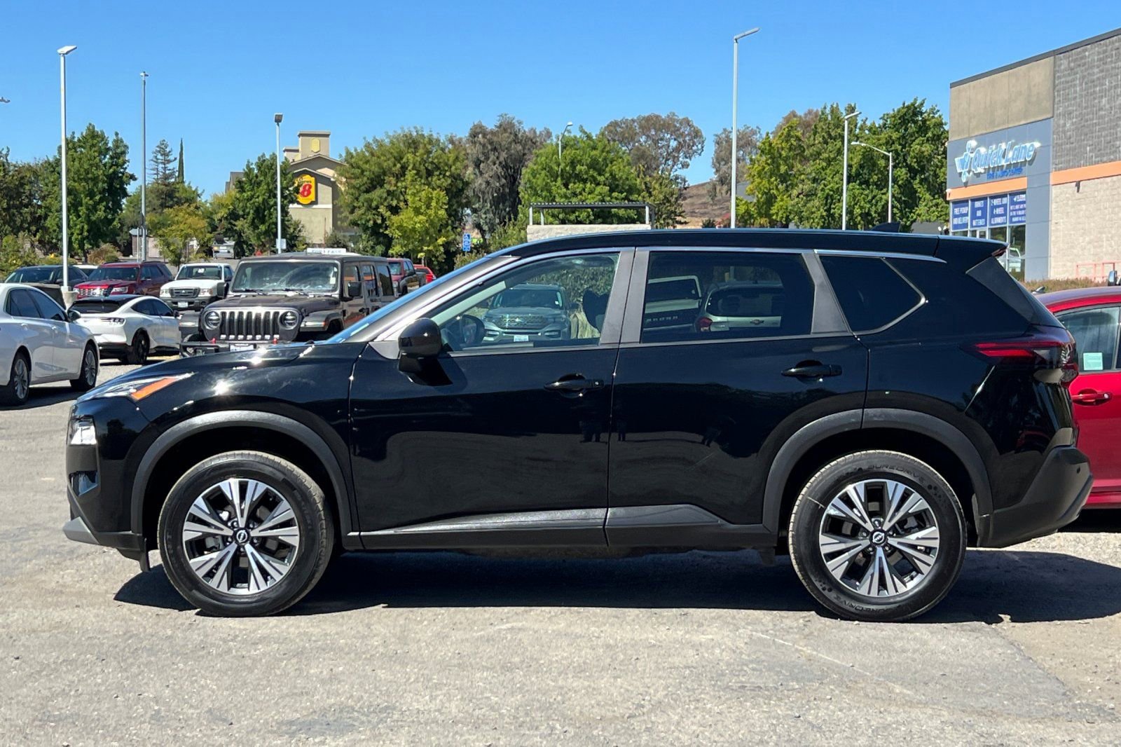 Used 2023 Nissan Rogue SV image 2