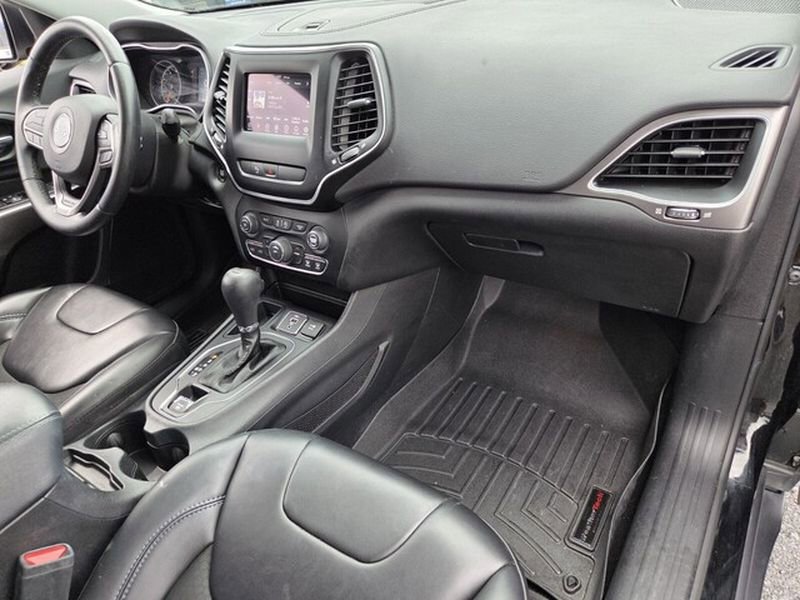 Used 2019 Jeep Cherokee Latitude Plus FWD image 17