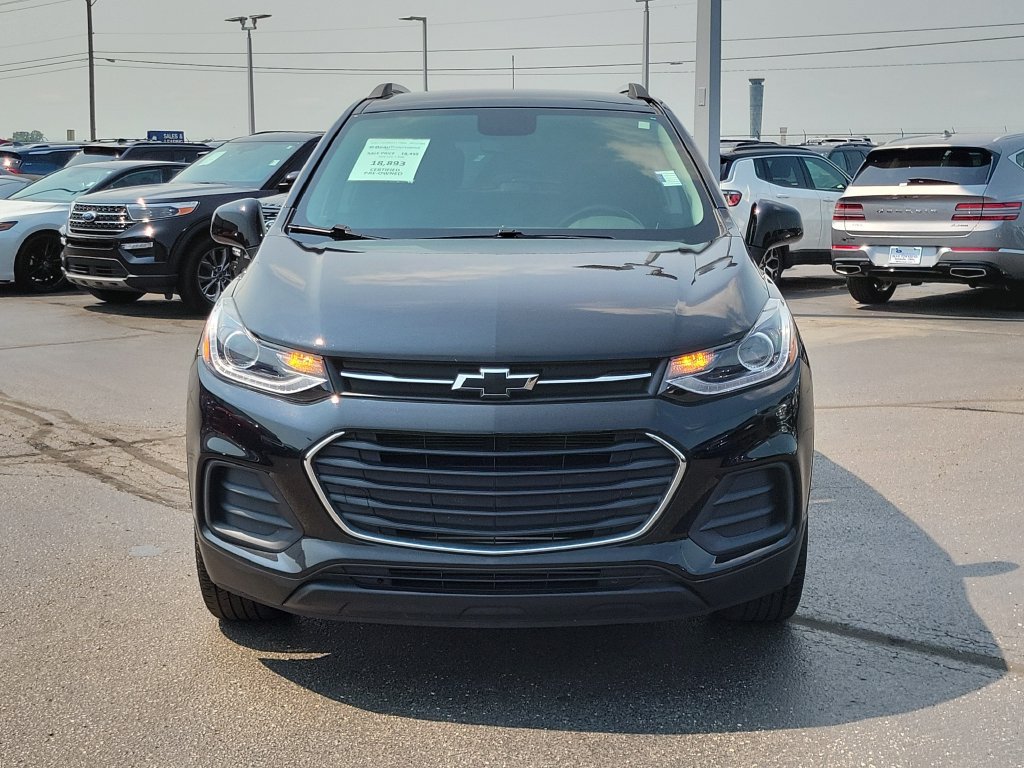 Used 2022 Chevrolet Trax LT w/ Premium Seat Package AWD/4WD image 2