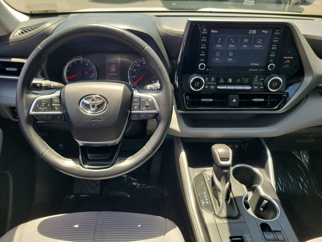 Used 2021 Toyota Highlander LE FWD image 4