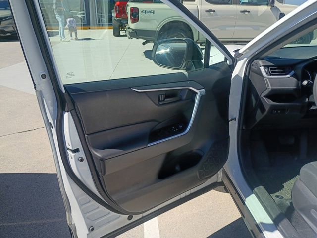 Used 2021 Toyota RAV4 LE image 20