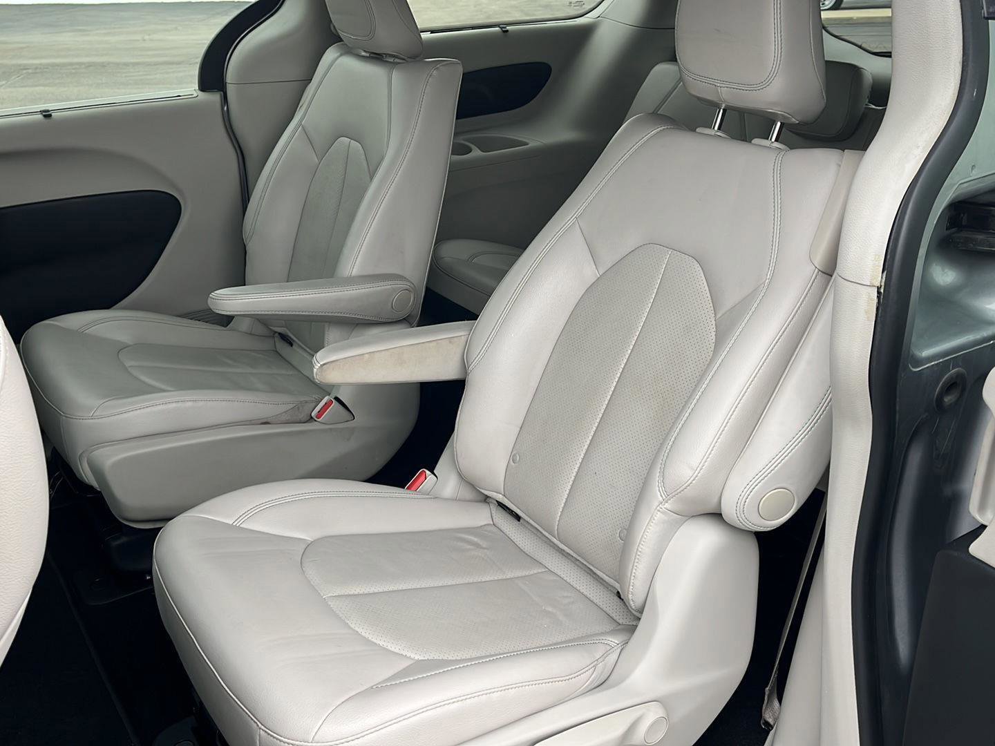 Used 2018 Chrysler Pacifica Touring-L image 17