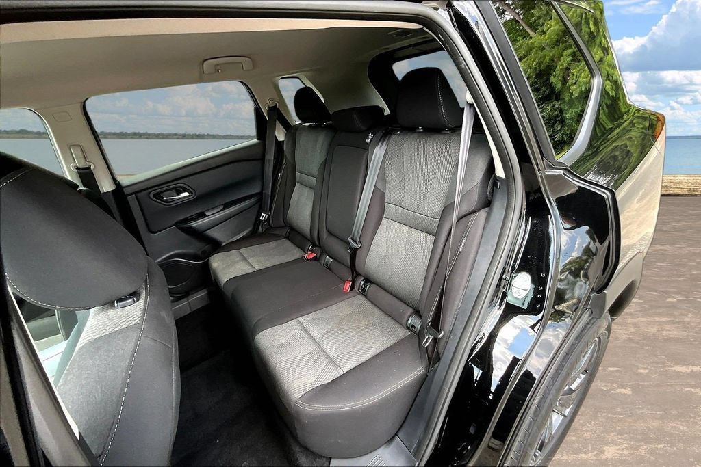 Used 2025 Nissan Rogue SV FWD image 24