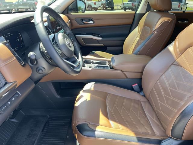 Used 2024 Nissan Pathfinder Platinum image 17