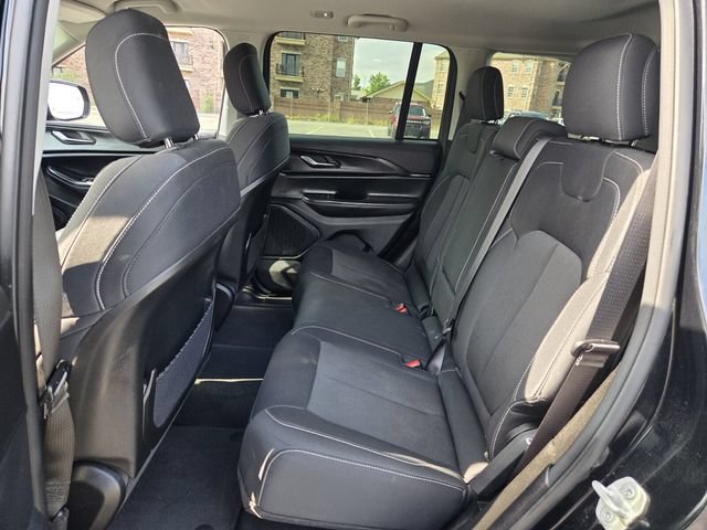 Used 2023 Jeep Grand Cherokee Laredo AWD/4WD image 10