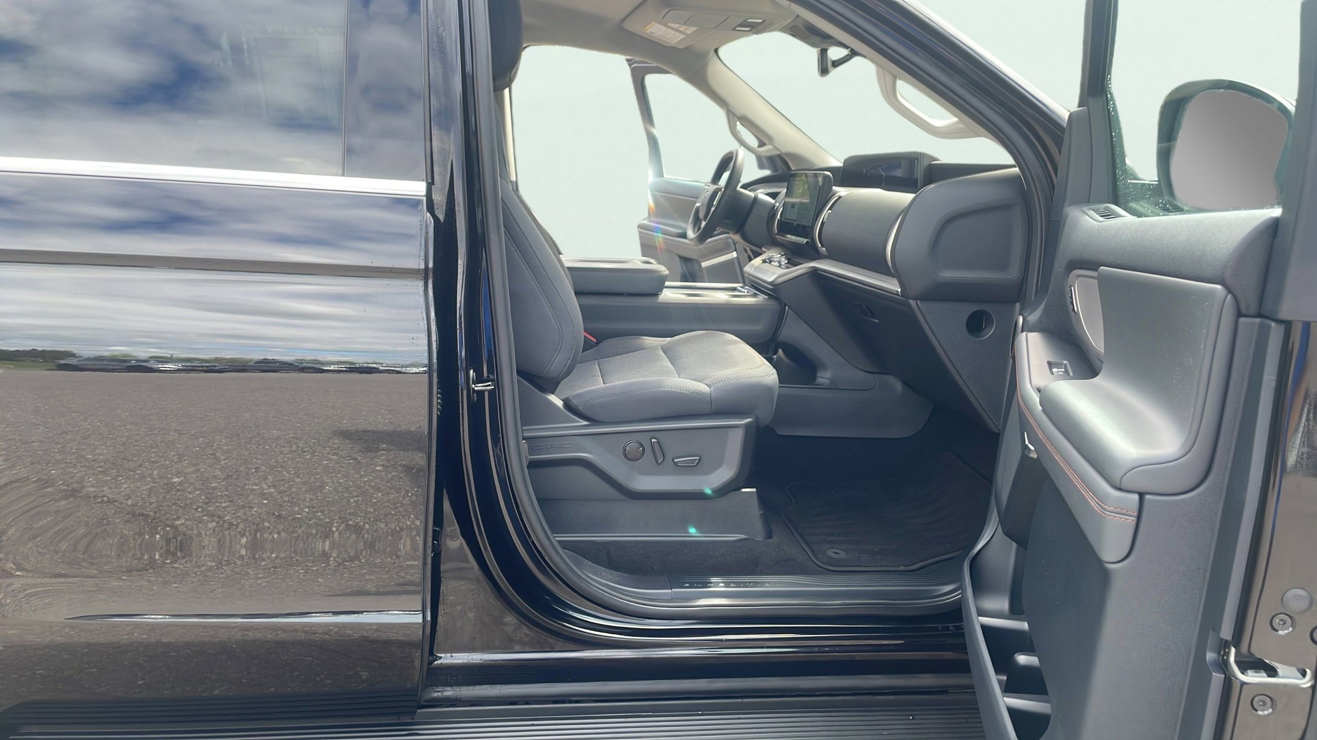 Certified 2025 Ford Expedition Active AWD/4WD image 17