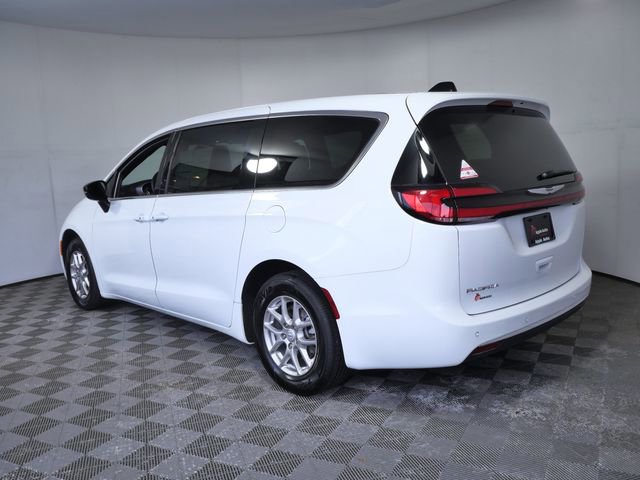 Used 2025 Chrysler Pacifica Select image 2