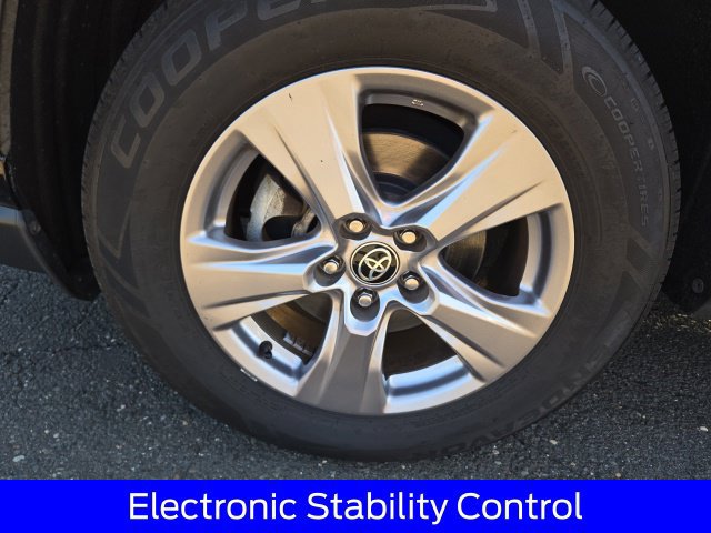 Used 2022 Toyota RAV4 XLE AWD/4WD image 15