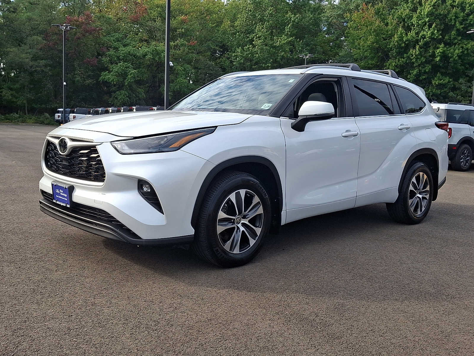 Used 2023 Toyota Highlander XLE AWD/4WD image 3