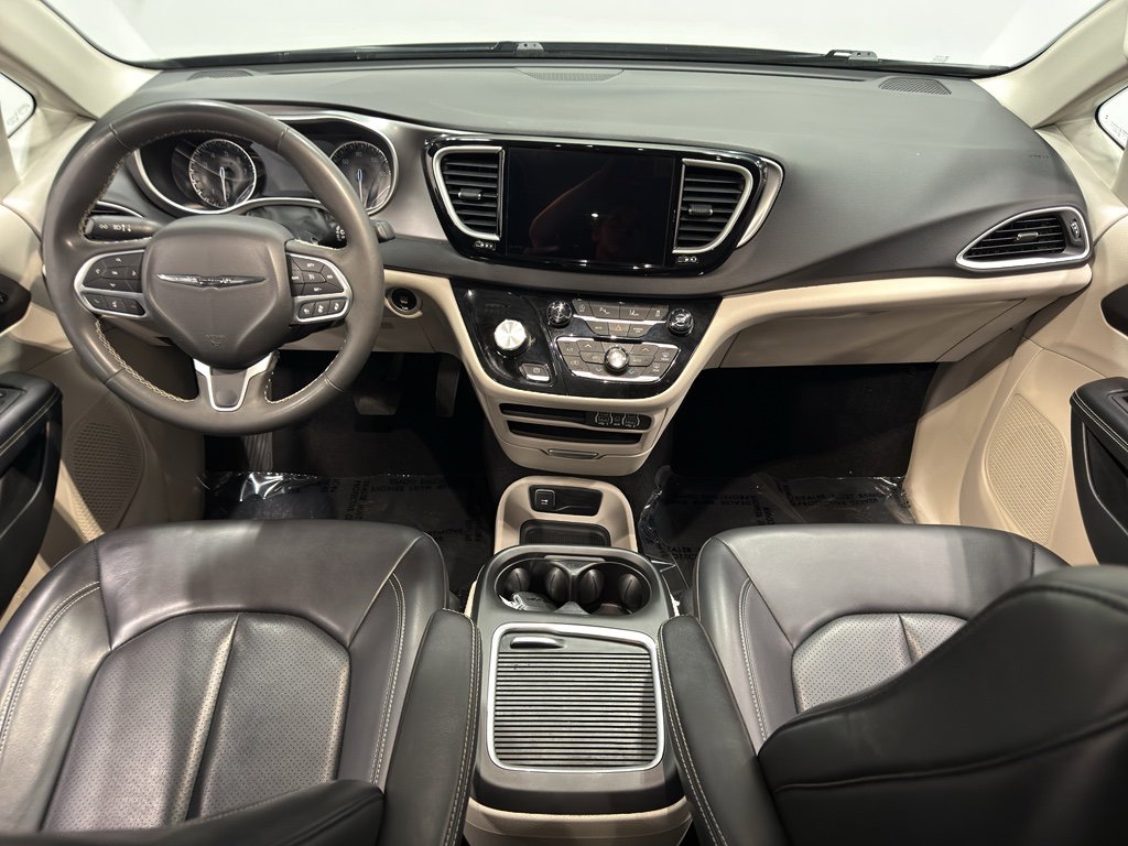 Used 2023 Chrysler Pacifica Touring-L image 30