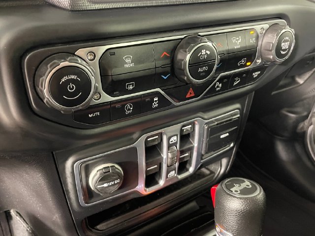 Used 2018 Jeep Wrangler Unlimited Sahara AWD/4WD image 10