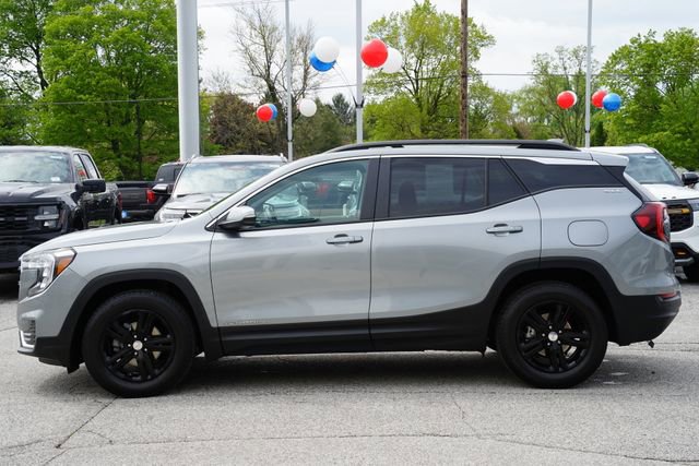 Used 2024 GMC Terrain SLE w/ Driver Convenience Package FWD image 4