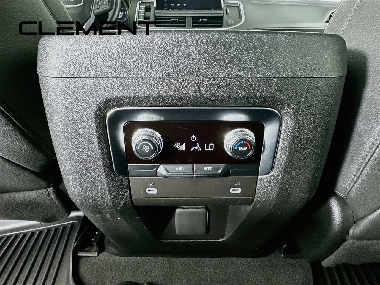 Used 2024 GMC Yukon XL SLT AWD/4WD image 34