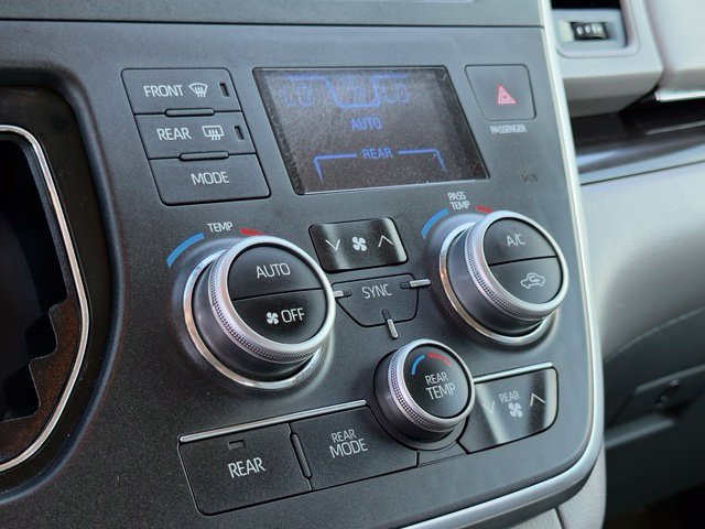 Used 2019 Toyota Sienna XLE w/ XLE Navigation Package FWD image 21