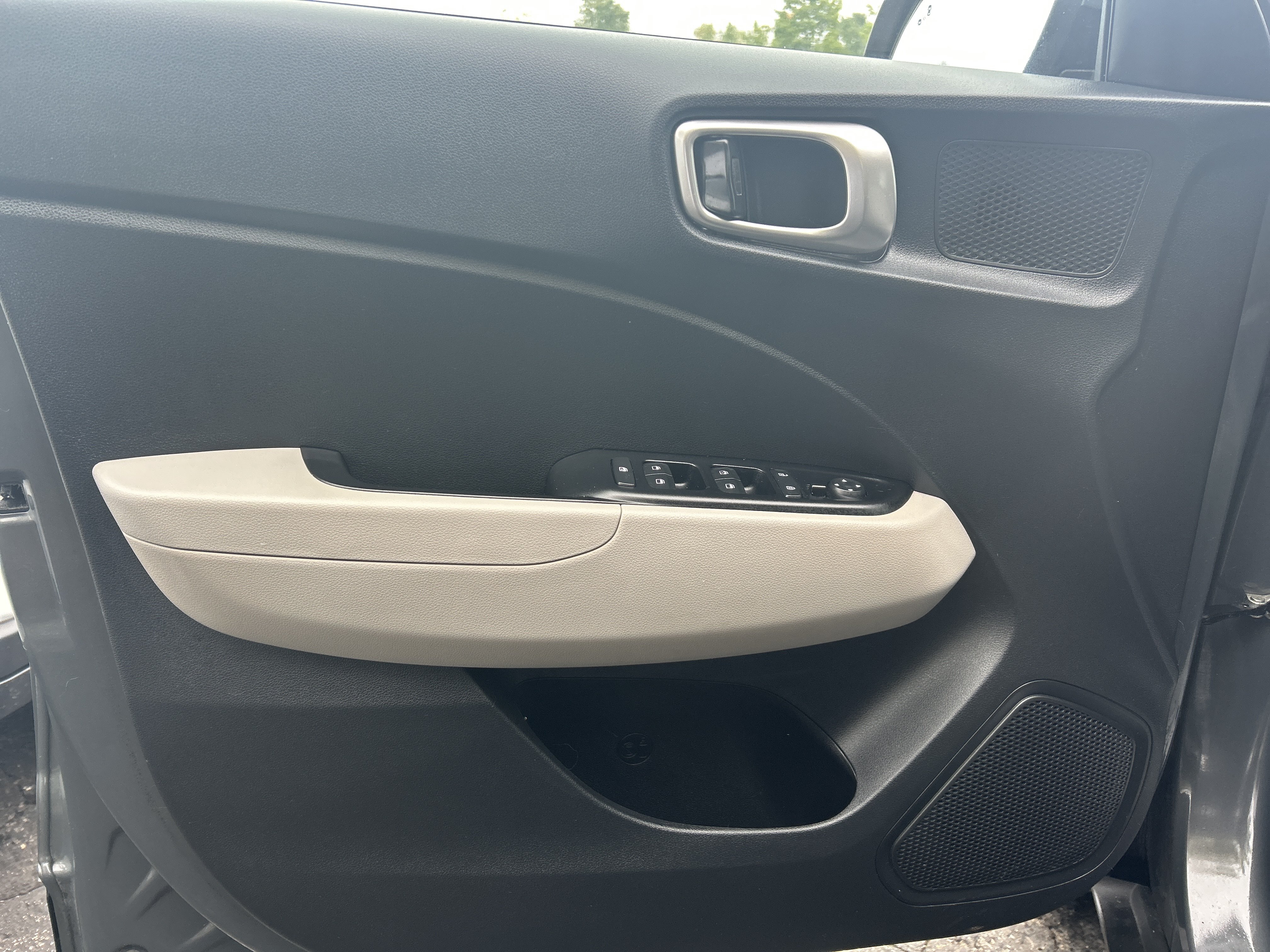 Used 2024 Hyundai Venue SEL FWD image 9