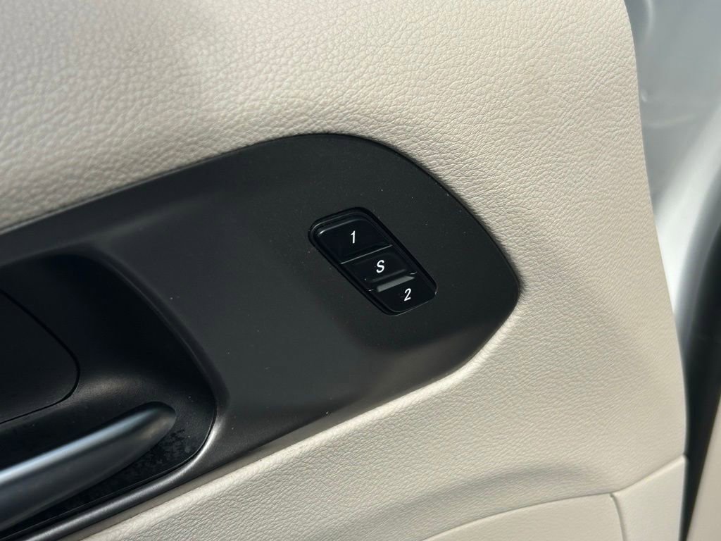 Used 2023 Chrysler Pacifica Touring-L FWD image 18